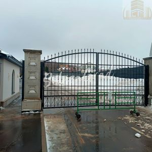 Кованые ворота в храме