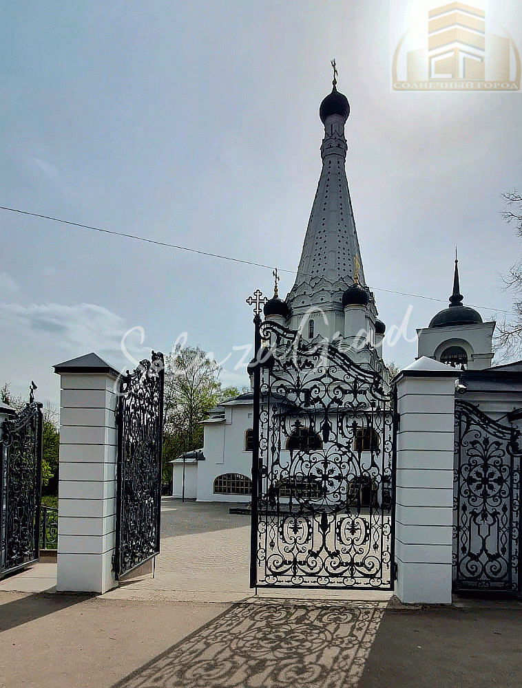Кованые ворота в храме Покрова Пресвятой Богородицы