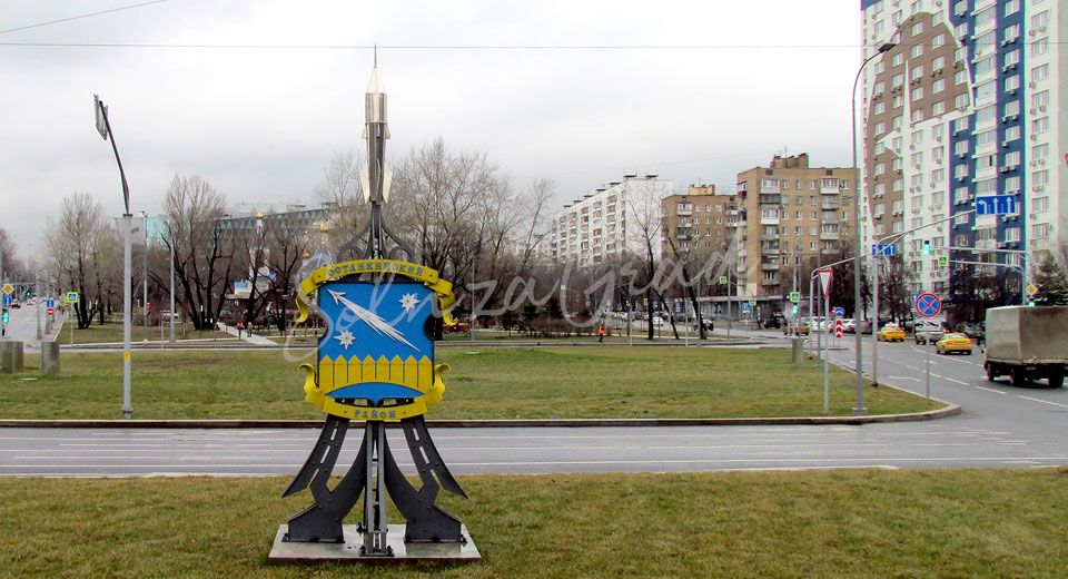 Благоустройство Москвы стела с гербом Останкинского района